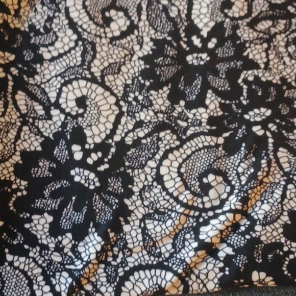 Butter Soft Lace Print Leggings - Picture 3 of 4